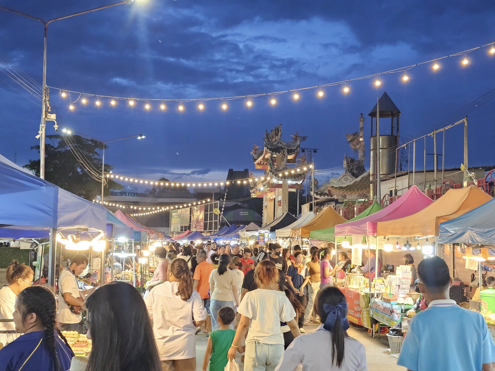 ตลาดสราญยามเย็นบ้านโป่ง