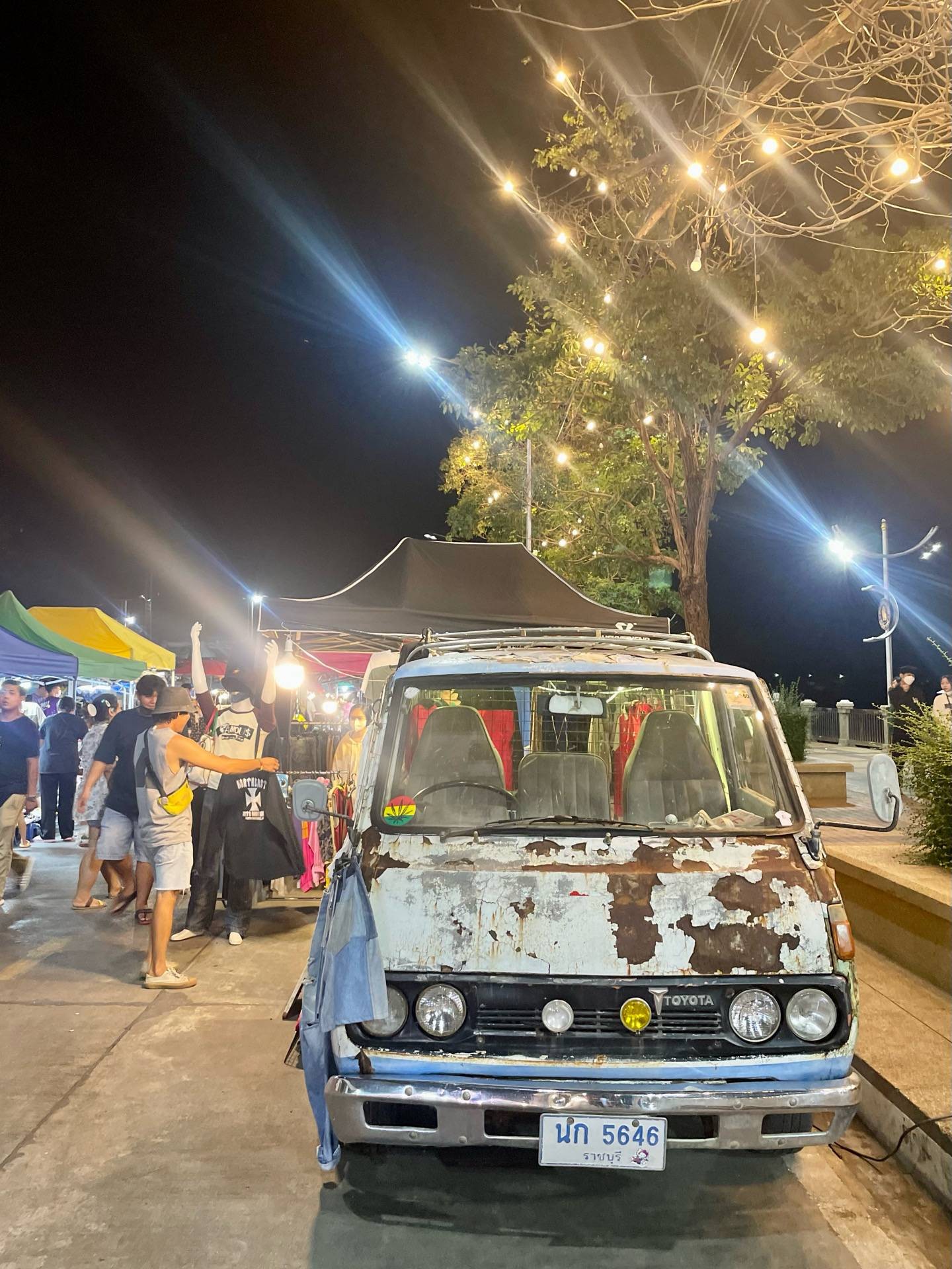 ตลาดสราญยามเย็นบ้านโป่ง