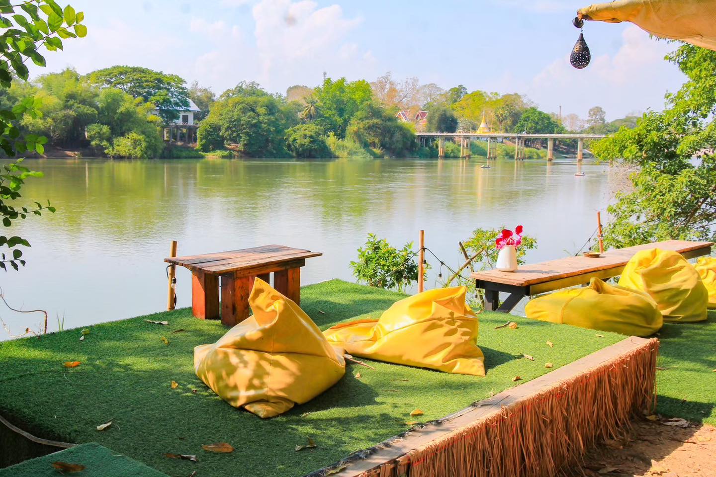 ดิ แอนธีค ริเวอร์ไซด์